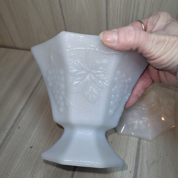 Vtg 40s White Milk Glass Footed Candy Dish W/Lid Grape Desighn Cottagecore - Picture 7 of 7